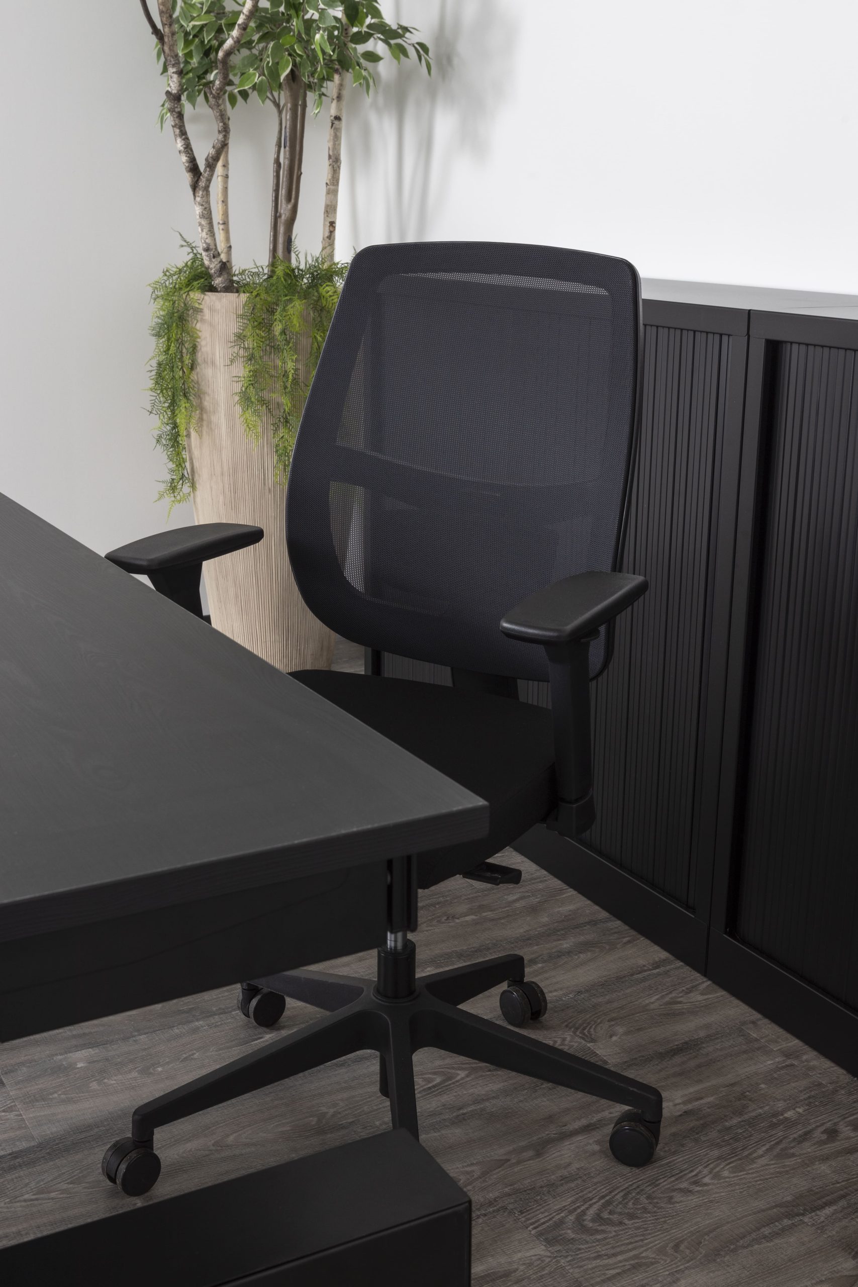 zwarte bureaustoel in een kantoorsetting