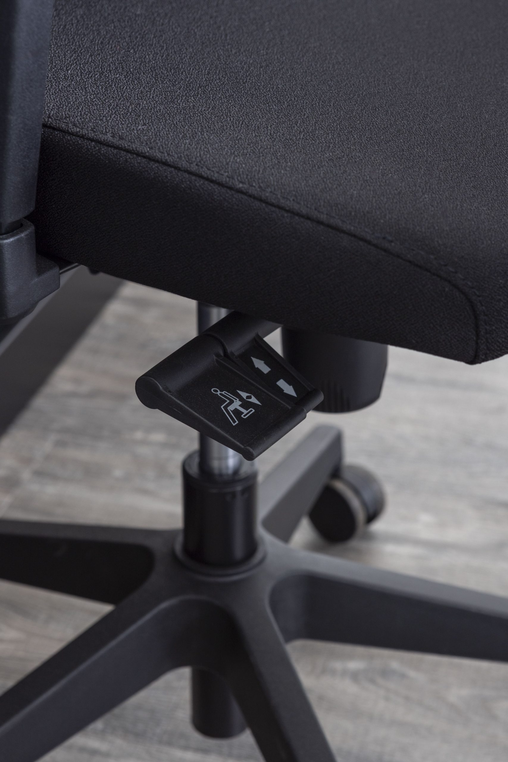 zwarte ergonomische bureaustoel in hoogte verstelbaar
